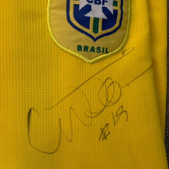 Brazil soccer jersey signed by Willian - Picture 4 of 7